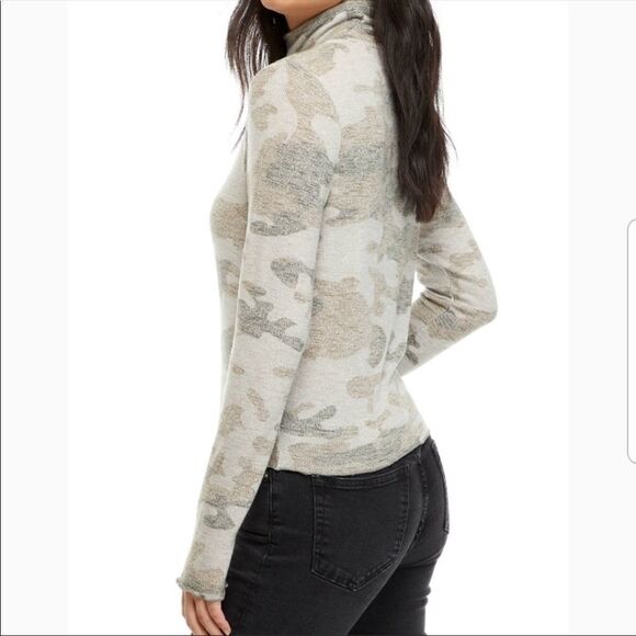 Love Fire camo blouse NWOT S - Picture 3 of 5